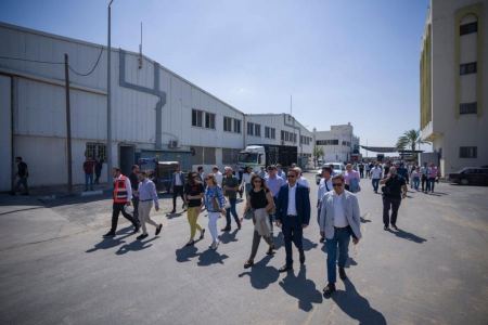 وفد اقتصادي كبير من الضفة الغربية يزور مدينة غزة الصناعية